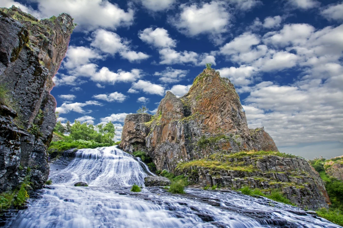 Джермук на день: водопад, галерея источников и курортный город — фото 1