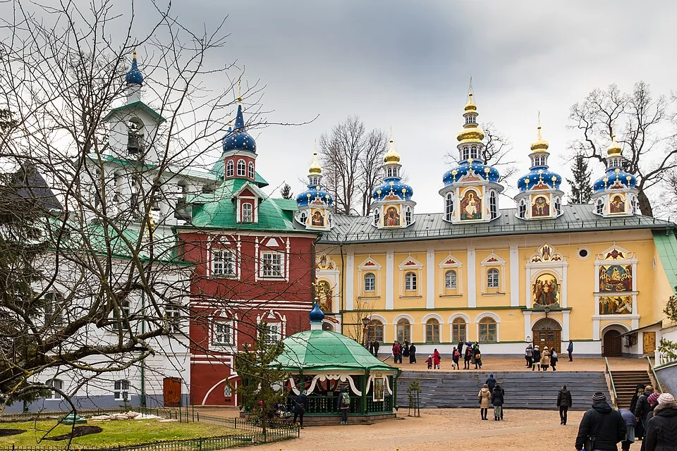 Печоры за день: монастырь в долине и город над оврагом — фото 1