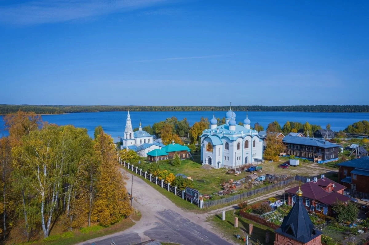 Святое озеро и монастырь у Мугреевского