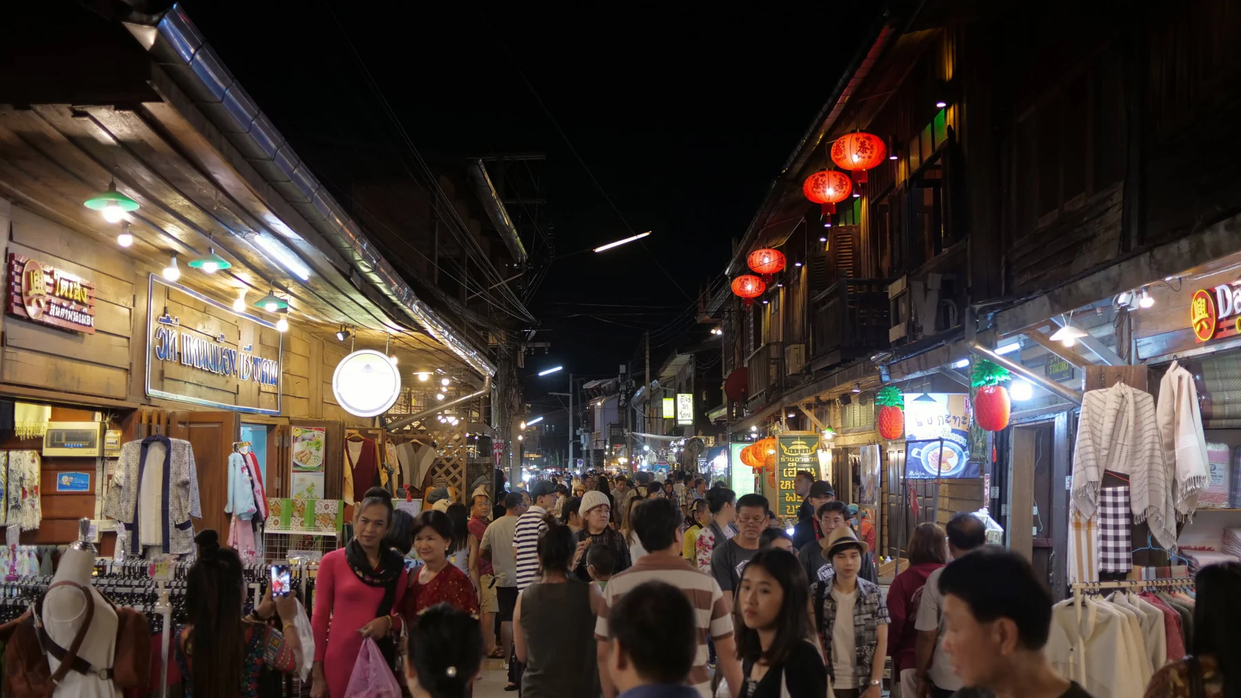 Вечерняя Walking Street в старом Чиангкхане