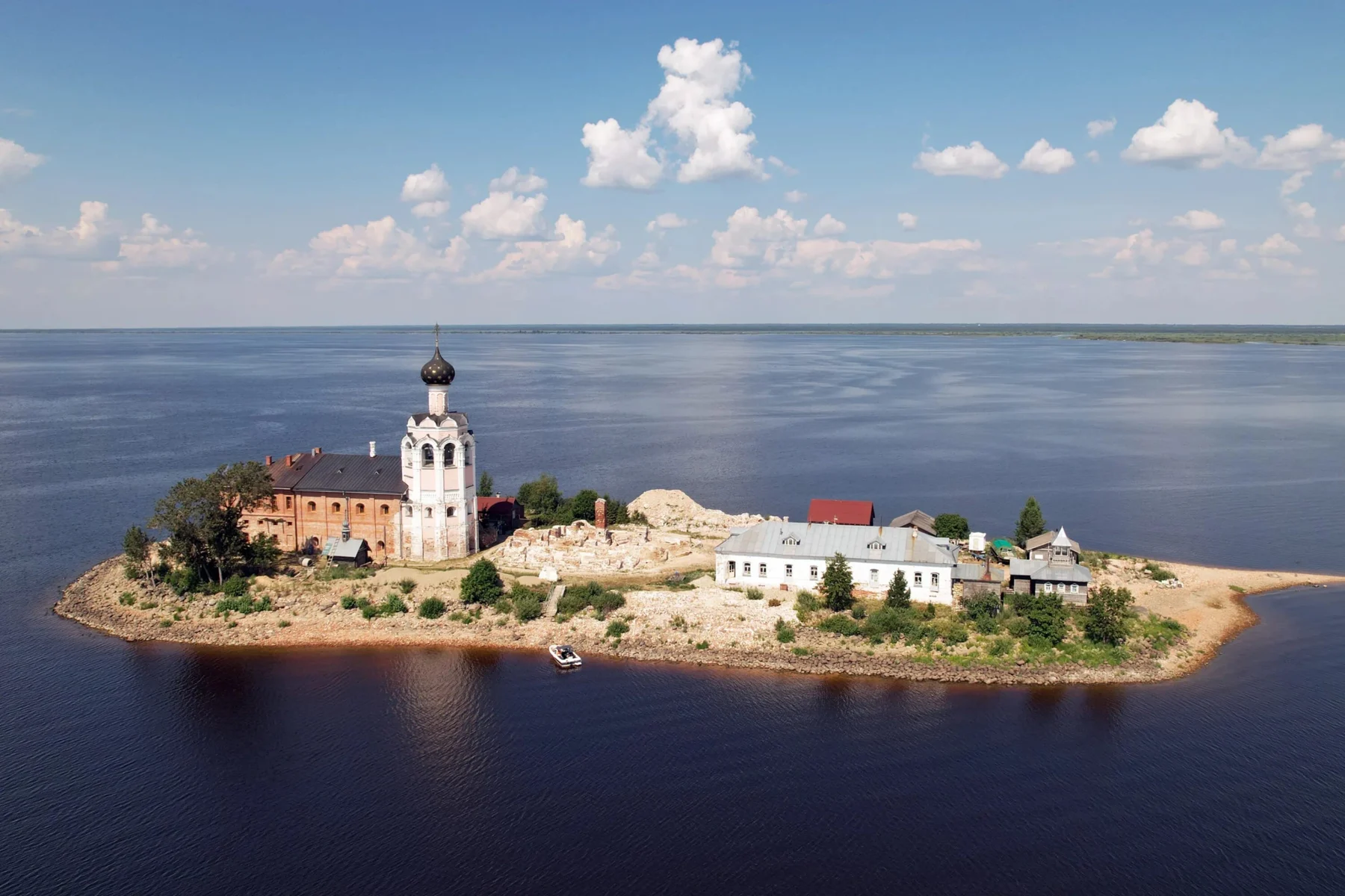 Спасо-Каменный монастырь среди озера