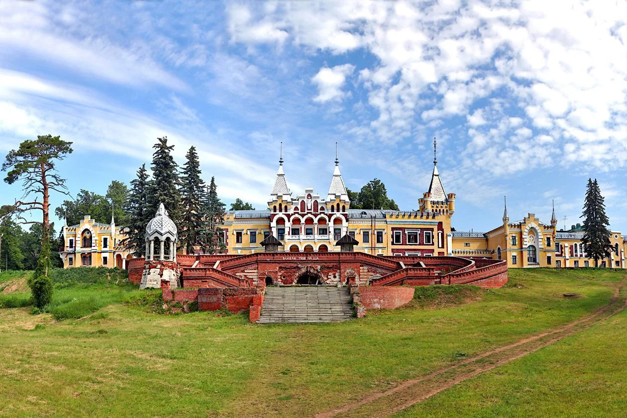 Дворец фон Дервиза и парадная лестница в Кирицах