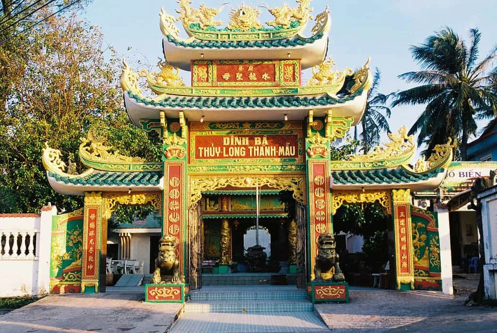 Вход в храм Thủy Long Thánh Mẫu в Зыонгдонге