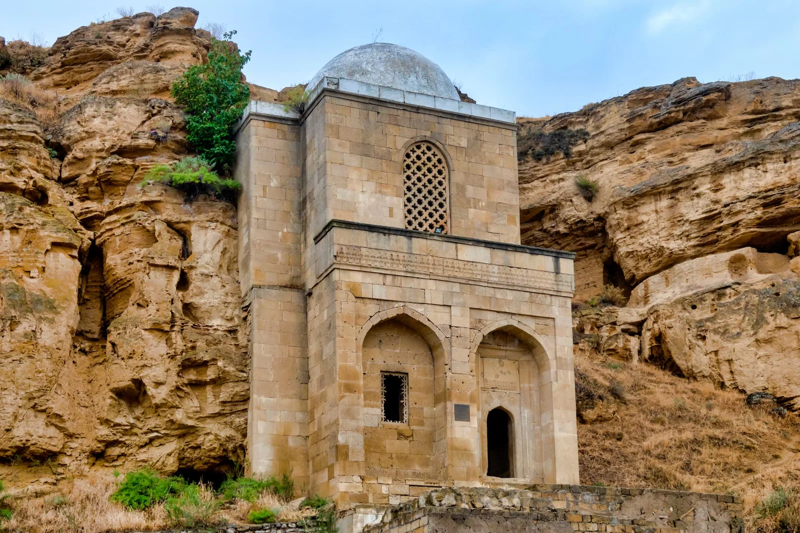 Дири-Баба: мавзолей в скале по дороге из Баку в Шамахы — фото 1