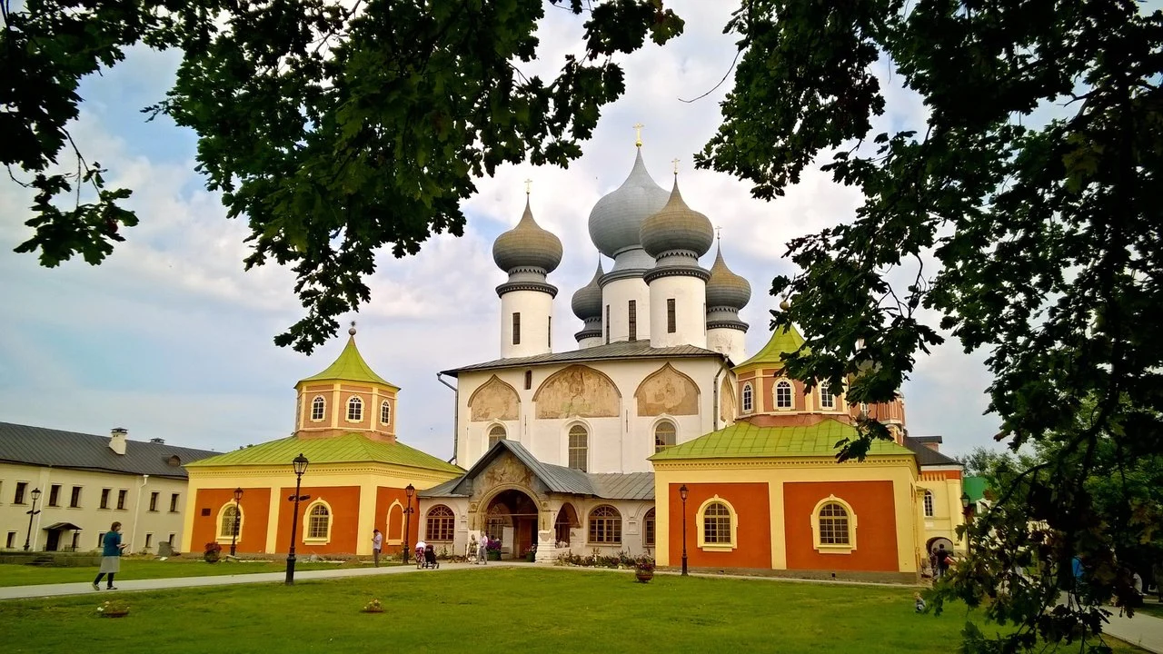 Тихвин за день: монастырь, речная прогулка и дом композитора — фото 1