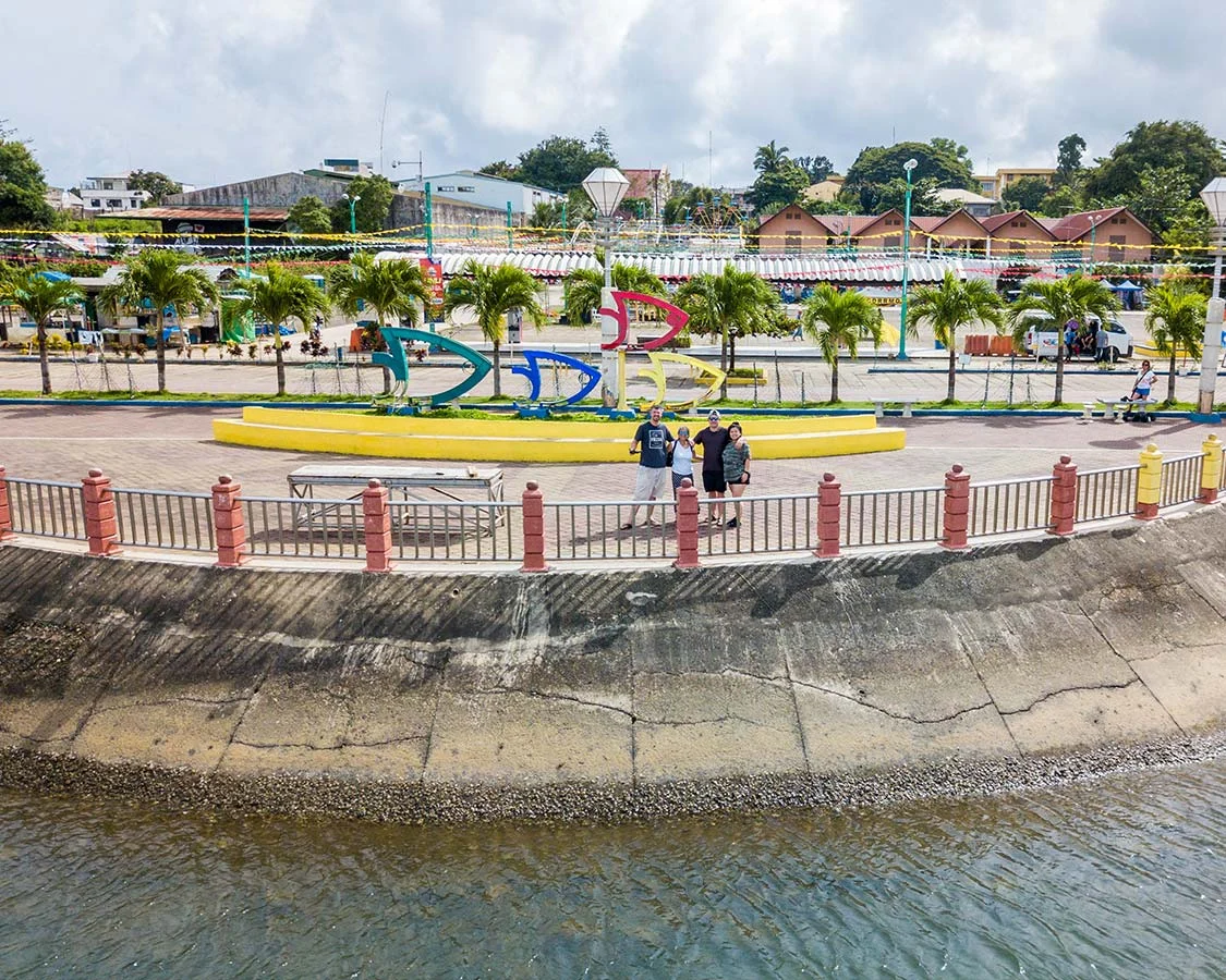 Набережная Бэйуок и надпись Puerto Princesa
