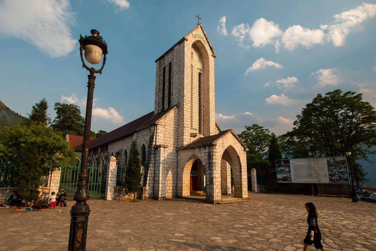 Каменная церковь в центре Сапы