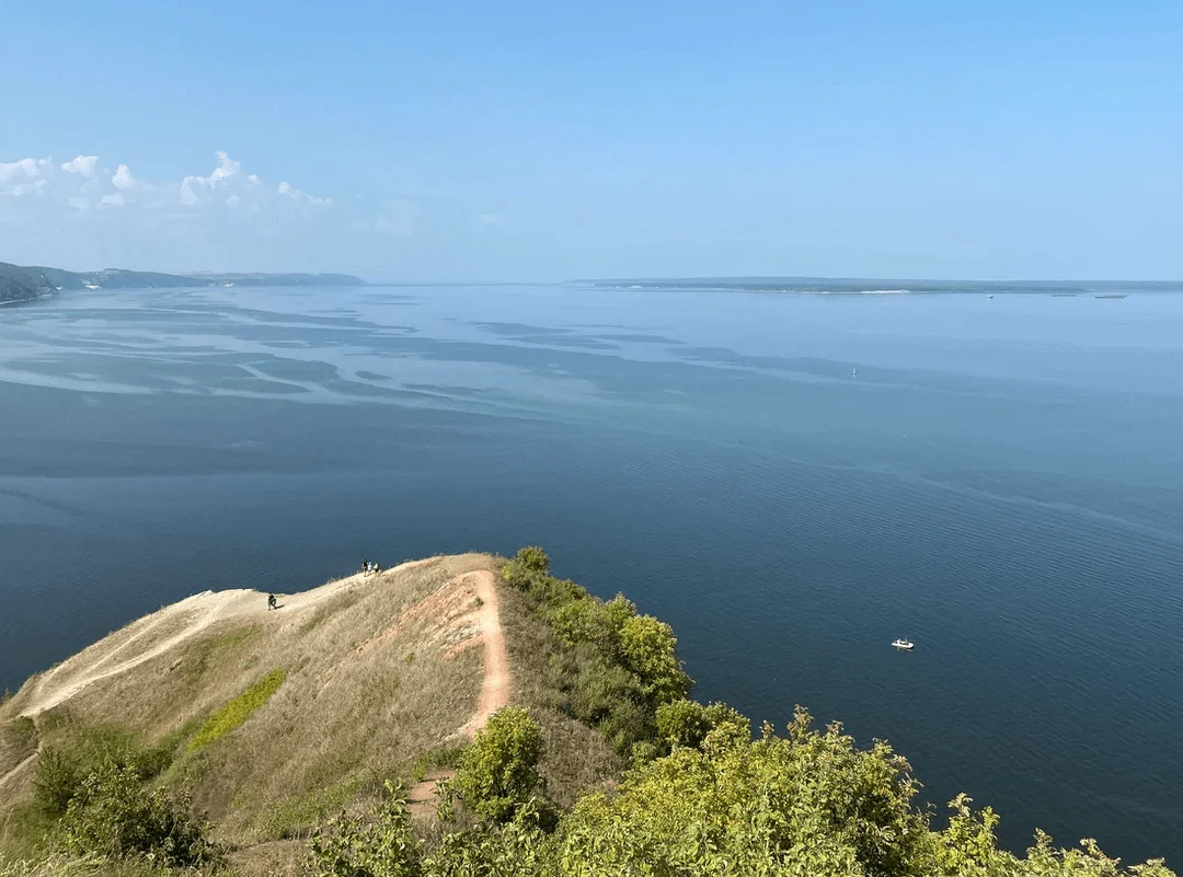 Гора Лобач над водохранилищем
