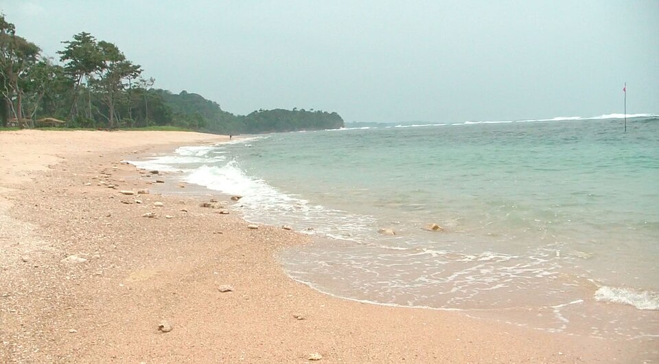 Песчаный берег Балекамбанга и деревья вдоль воды