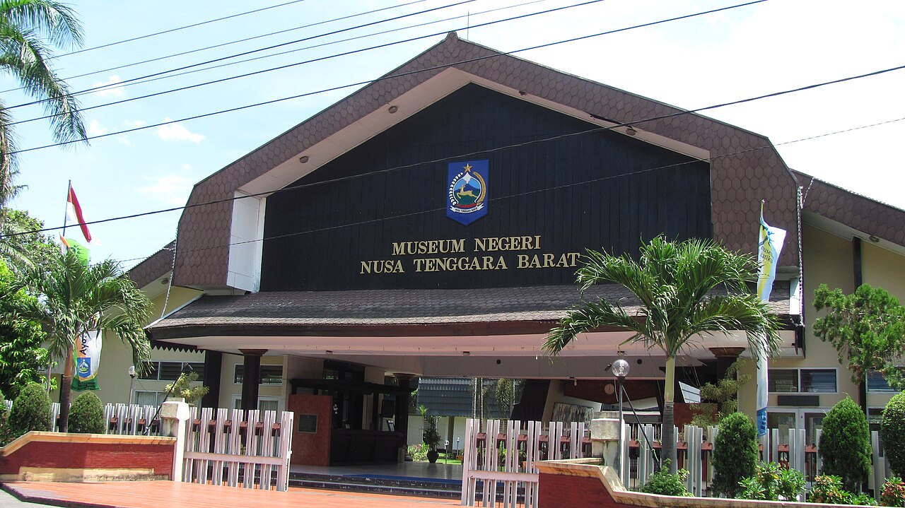 Главный фасад Museum Negeri Nusa Tenggara Barat в Матараме.