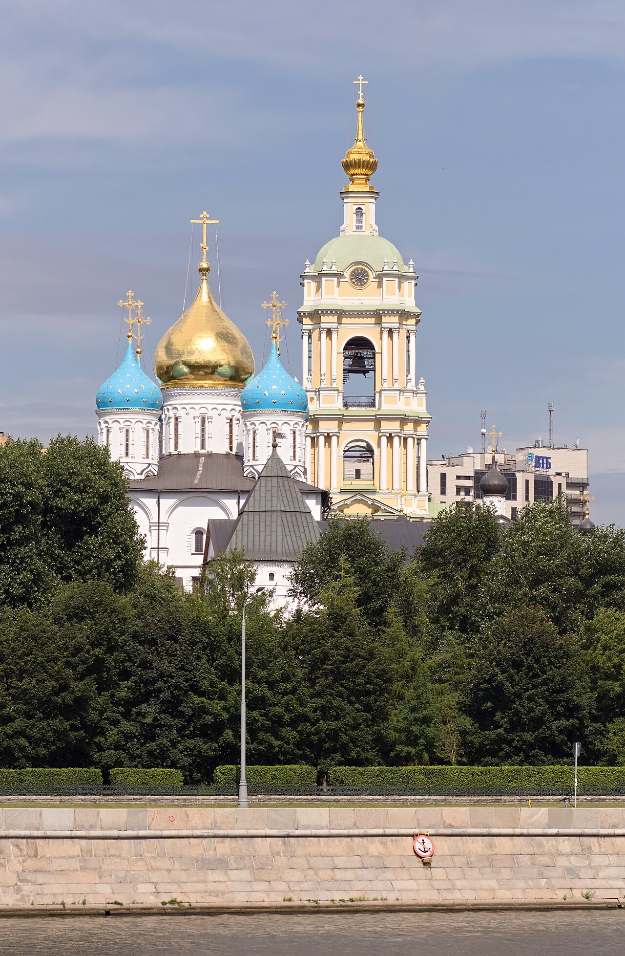 Собор и колокольня Новоспасского монастыря со стороны реки
