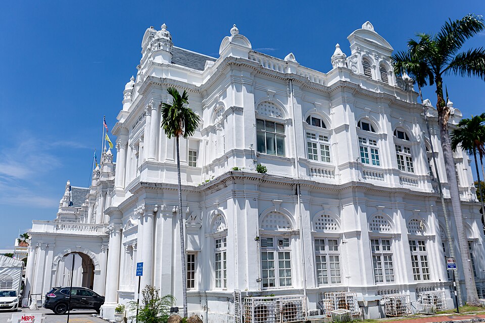 Угловой ракурс белой City Hall в Джорджтауне