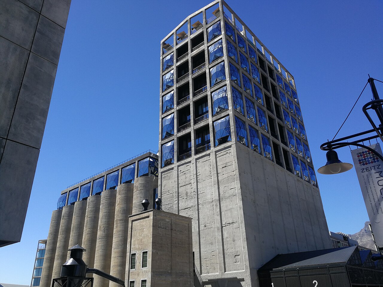 Здание Zeitz MOCAA в старом зерновом силосе