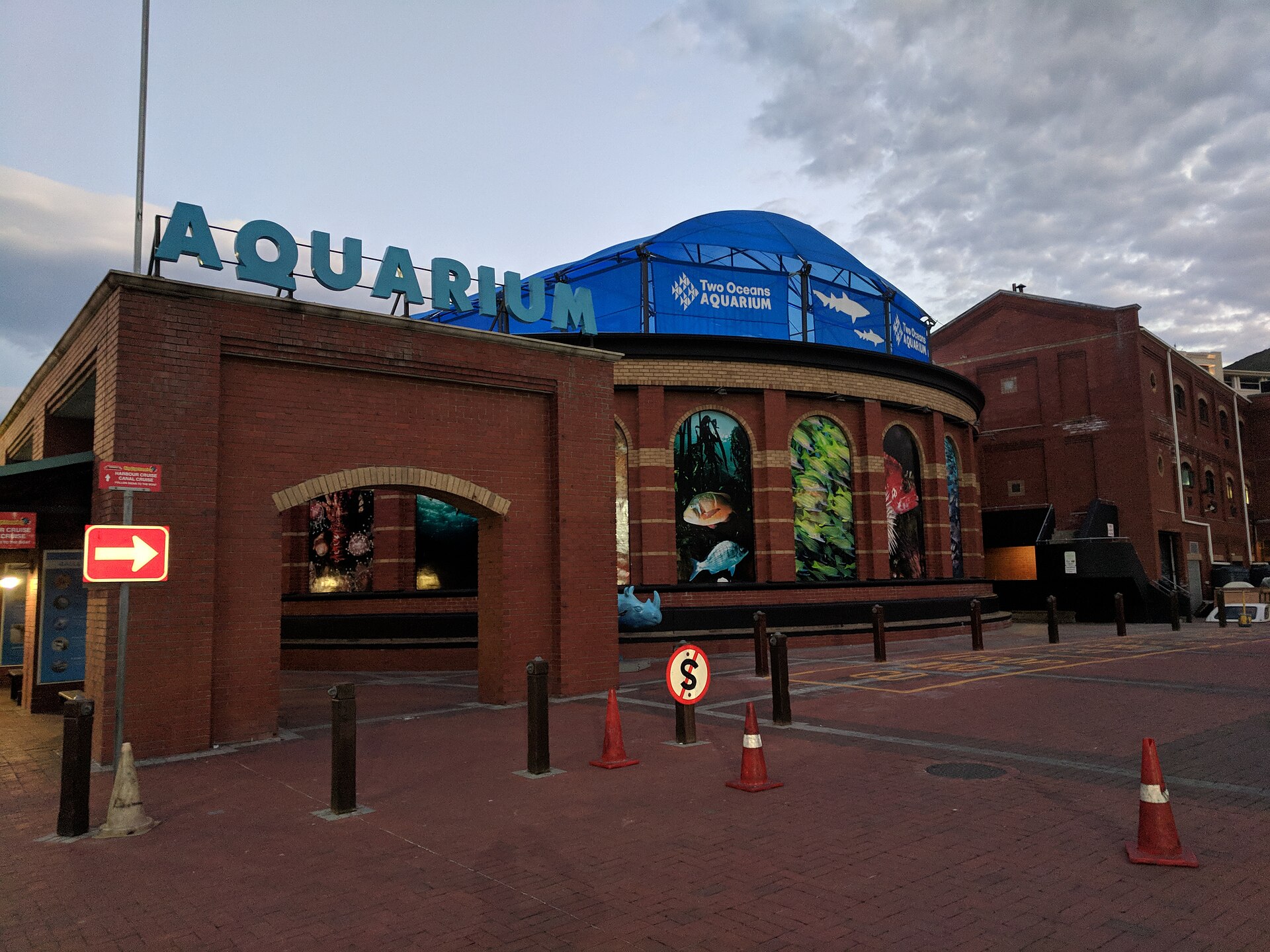Здание Two Oceans Aquarium на Dock Road