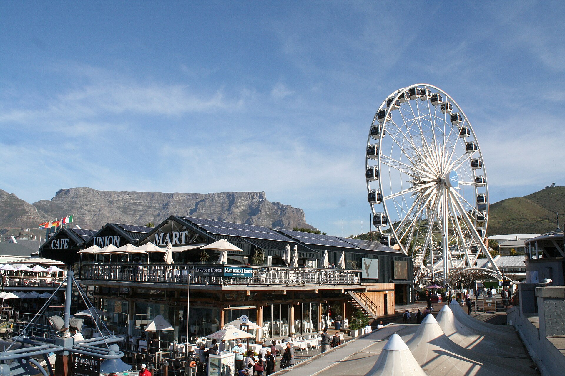 Колесо обозрения и Столовая гора на V&A Waterfront