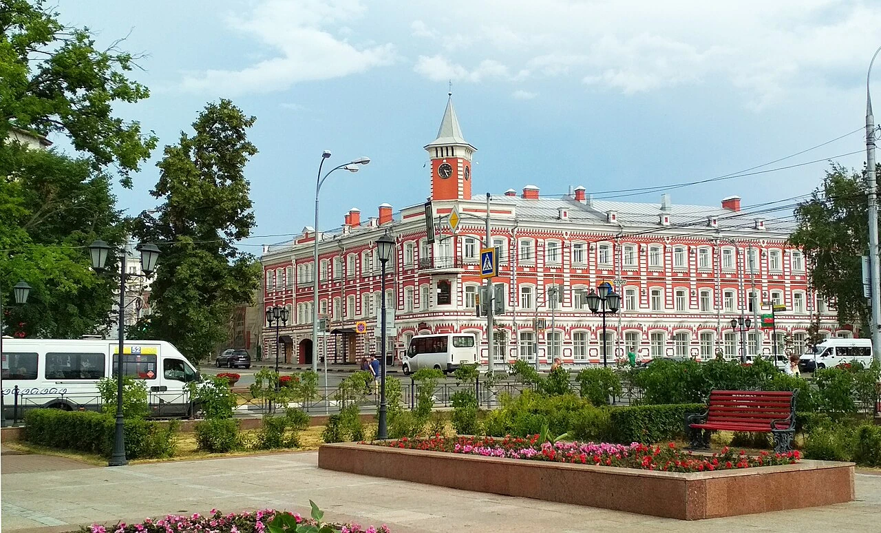 Дом Гончарова на городском перекрёстке в Ульяновске