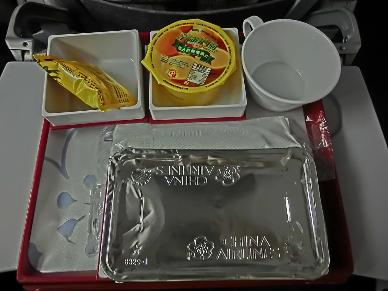 Поднос с питанием на рейсе China Airlines