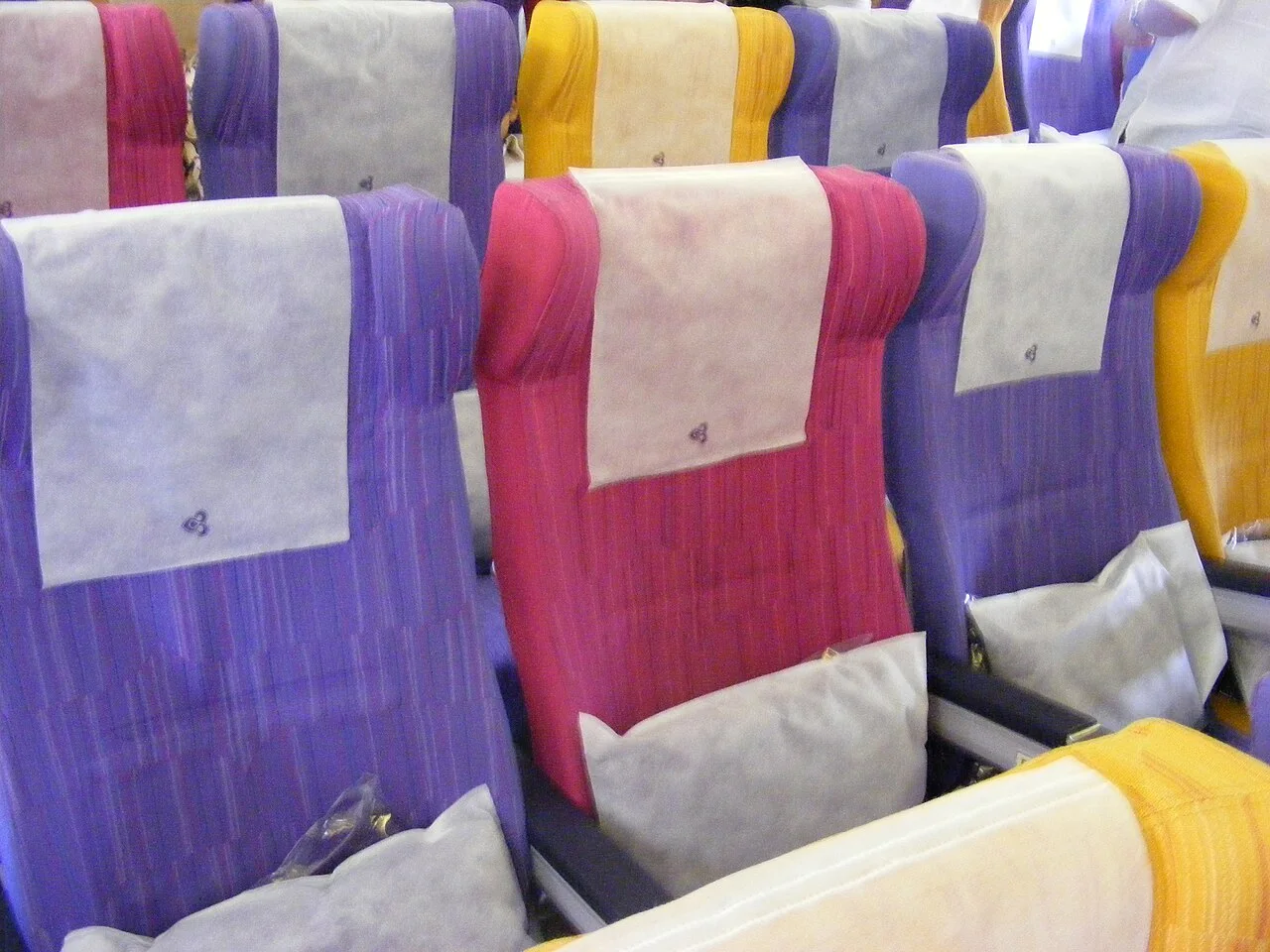 Кресла экономического класса в салоне Boeing 747 Thai Airways