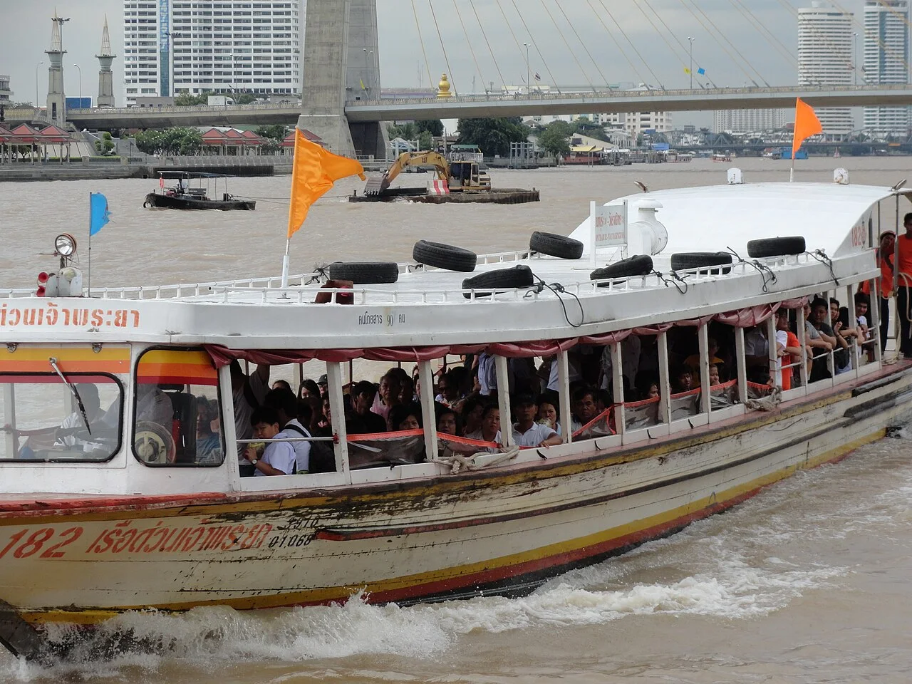 Речной катер Chao Phraya Express Boat в Бангкоке