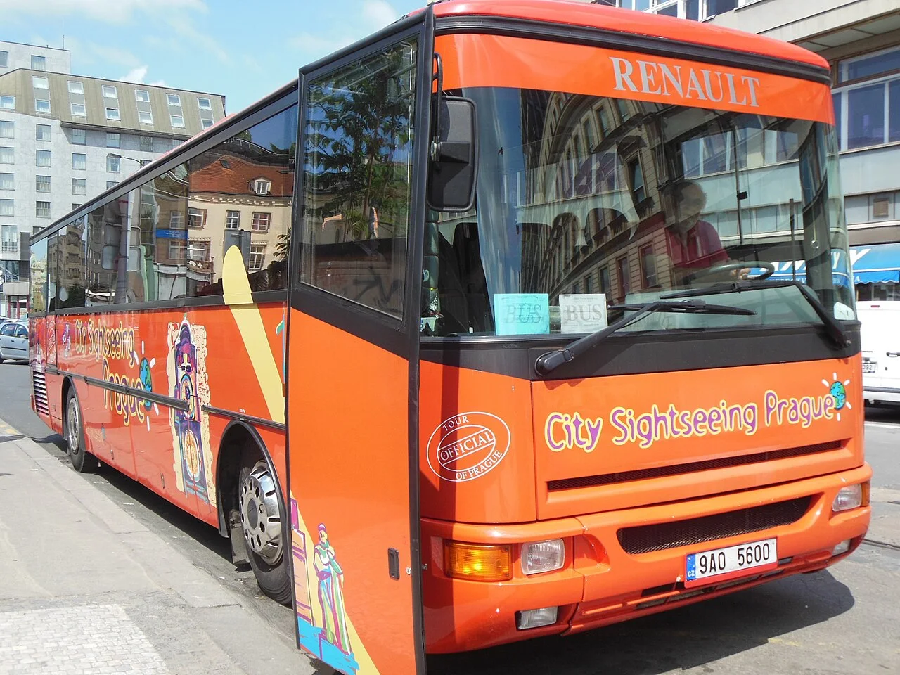 Туристический автобус hop-on hop-off в Праге — пример формата городской поездки