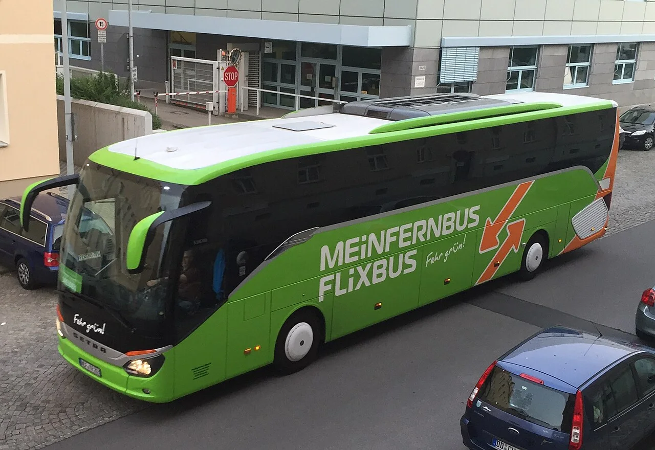 Зелёный междугородний автобус Meinfernbus Flixbus