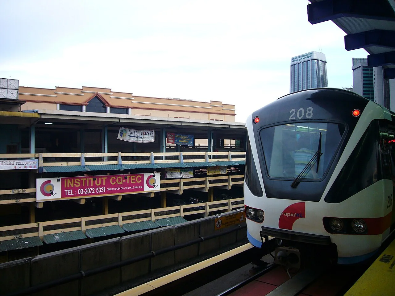 Поезд Rapid KL на станции в Куала-Лумпуре