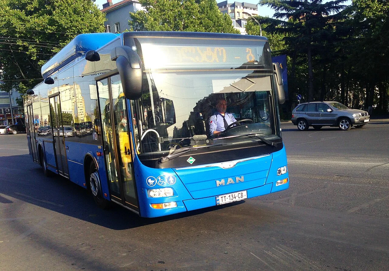 Городской автобус MAN на улице Тбилиси