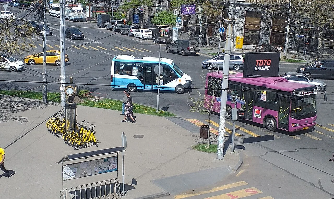Городские автобусы на улице Еревана