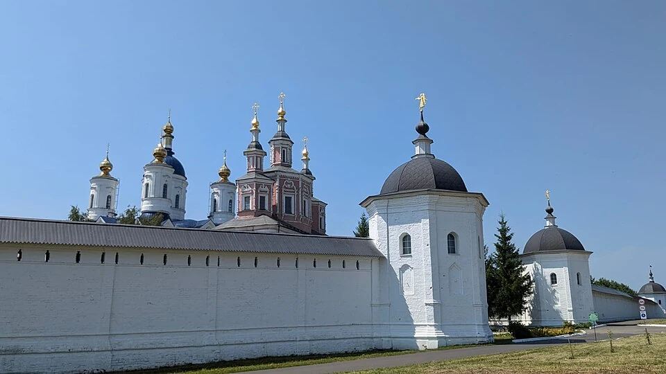 Ворота, стены и надвратные храмы Свенского монастыря